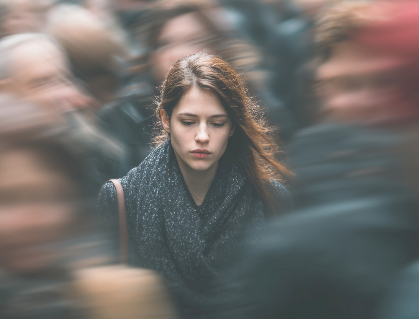 Frau in einer emotional belastenden Situation mit unterstützender Begleitung.