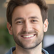 Freundlich lächelnder Mann vor einem interdisziplinären Team.