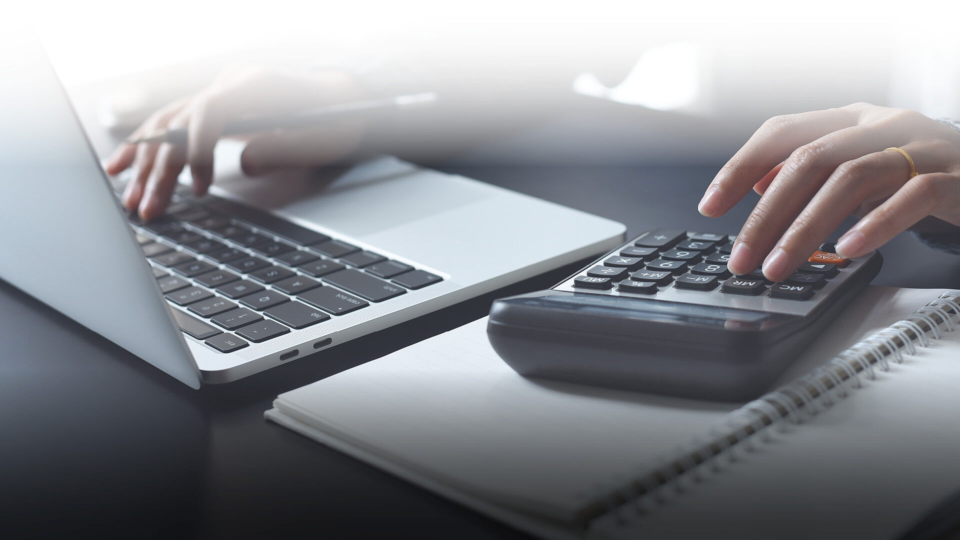 Laptop als Symbol für digitale Beratung und Online-Therapie.
